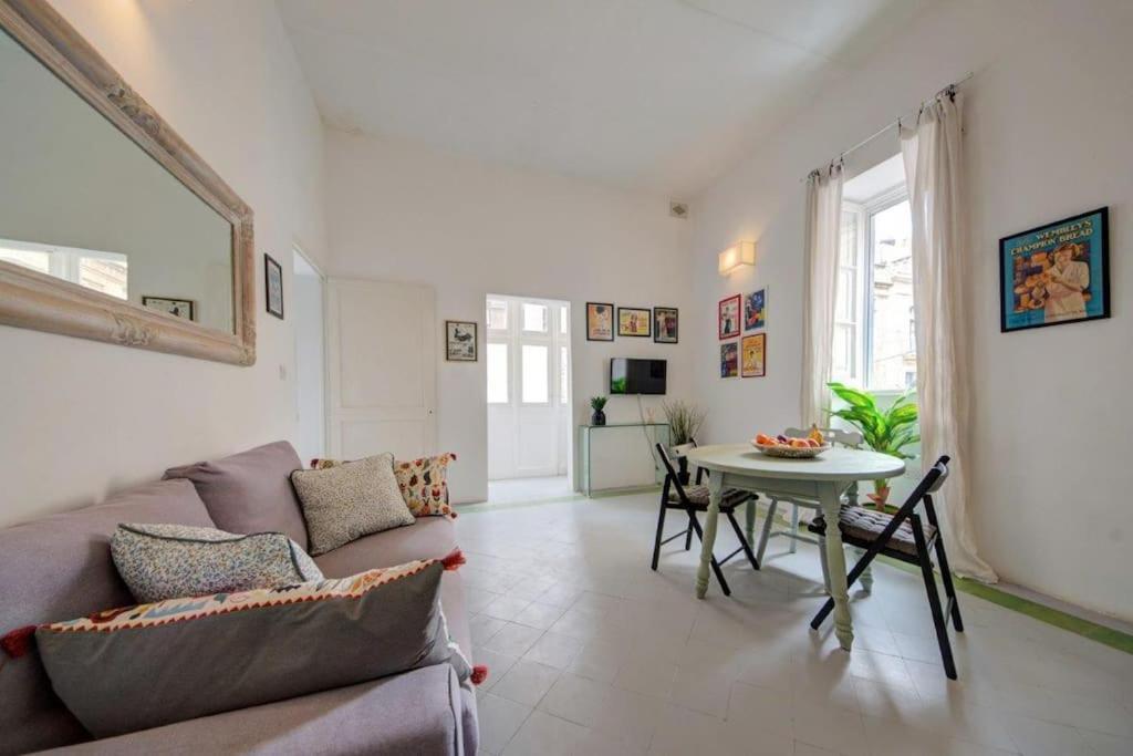Traditional Maltese Town House In Floriana Bagian luar foto