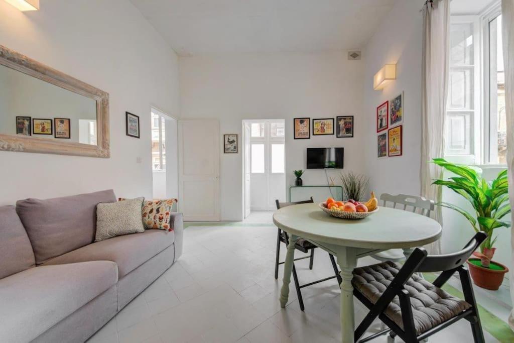 Traditional Maltese Town House In Floriana Bagian luar foto